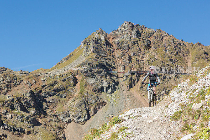 在Schaftäli Single Trail，瑞士的女性山地自行车手